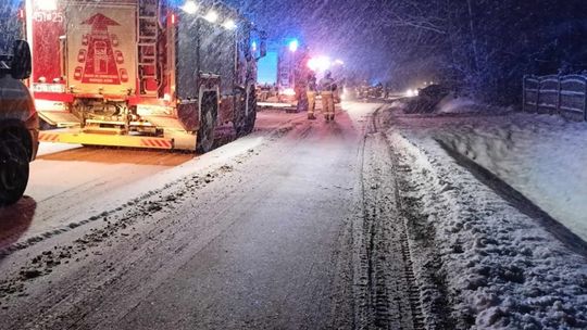 Zderzenie dwóch aut, trzy osoby w szpitalu