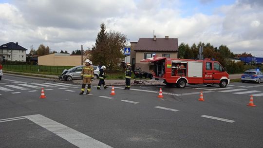 Zderzenie dwóch aut w Szydłowcu. Cztery osoby przewiezione do szpitala