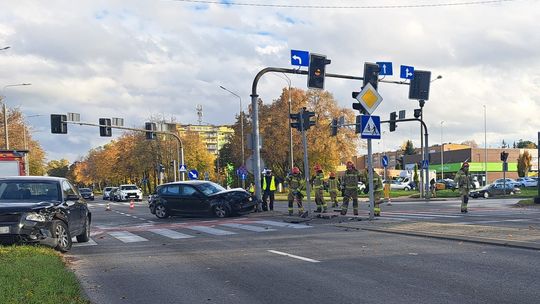 Zderzenie dwóch samochodów na skrzyżowaniu. Dwie osoby trafiły do szpitala