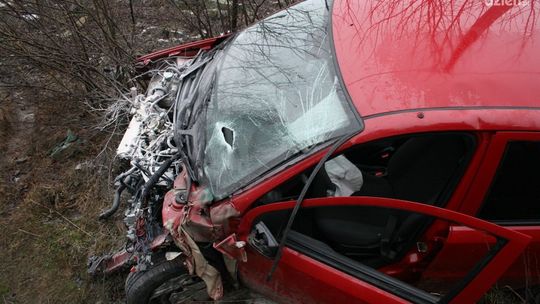 Zderzenie fiata z autobusem. Jedna osoba ranna