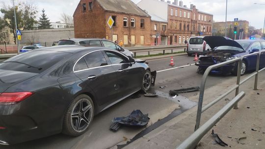 Zderzenie osobówek. Pasażerka w szpitalu