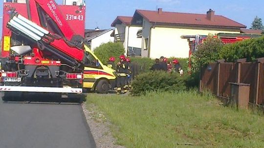 Zderzenie osobówki z ciężarówką na skrzyżowaniu