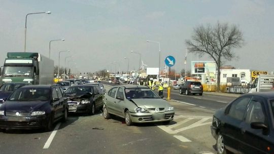 Zderzenie pięciu aut na drodze nr 7. Ciężarna w szpitalu