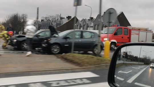 Zderzenie renault i audi na skrzyżowaniu ulic Maratońska/Dębowa