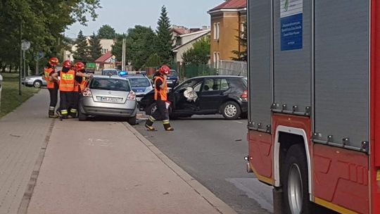 Zderzenie trzech aut. Dwie kobiety w szpitalu