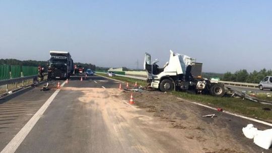 Zderzenie trzech ciężarówek na S7