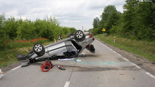 Zderzenie trzech pojazdów w Wierzbicy, dwa dachowały