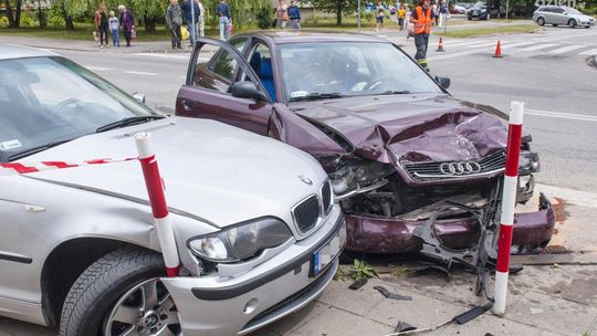 Zderzenie trzech samochodów u zbiegu Olsztyńskiej i Szklanej