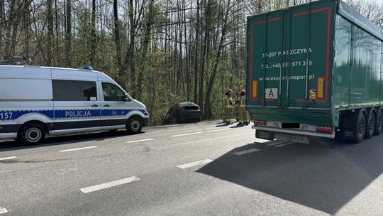 Zderzenie z ciężarówką na krajowej "siódemce". Jedna osoba w szpitalu