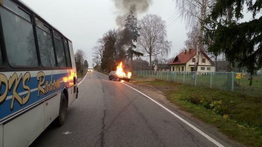 Zderzył się z autobusem i stanął w płomieniach! (VIDEO)