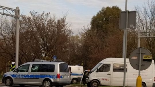 Zderzyły się dwa mercedesy. Jeden z nich przejechał na czerwonym świetle 