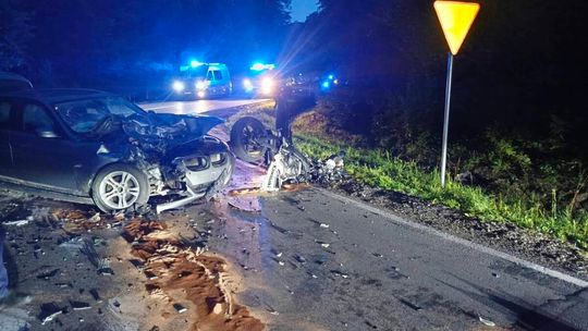 Zderzyły się samochód i motocykl. Kierowca zginął na miejscu