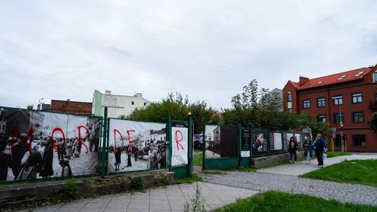 Zdewastowana wystawa