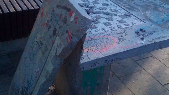 Zdewastowany stolik. Po raz kolejny 