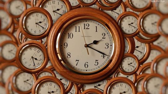 Zegar ścienny do salonu – 3 rzeczy, które musisz wiedzieć przed zakupem!