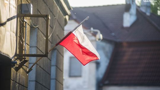 Zerwał flagę i wcisnął w rynnę