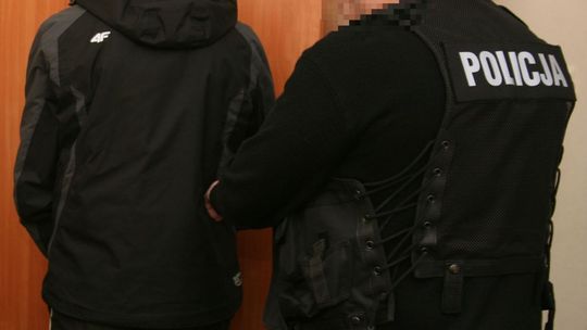 Zerwali kobiecie kolczyki. Grozi im do 12 lat