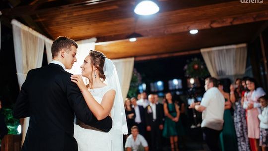 Zespół czy DJ na wesele – na którą usługę warto się zdecydować w Radomiu?