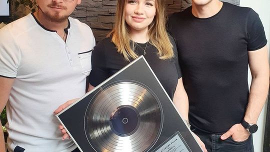 Zespół Playboys przekazał Platynową Płytę dla zwycięzców licytacji