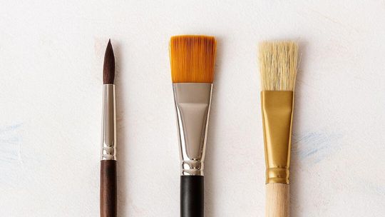 Zestaw pędzli to dopiero początek – co jeszcze warto mieć, by malować wygodnie i świadomie?