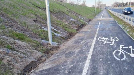 Ziemia, która osunęła się na ścieżkę została uprzątnięta