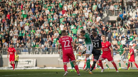 Zima w II lidze. Chaos w Widzewie, długi w Bełchatowie i cień Islandii