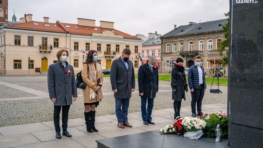 Złożyli kwiaty pod pomnikiem. Nie będzie marszu wolności