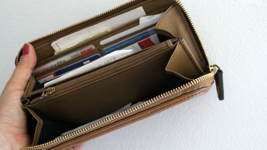 Znalazł portfel i go przywłaszczył. Płacił nie swoją kartą 