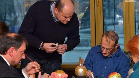 Znani i lubiani malowali świąteczne bombki!