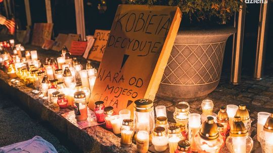 Znicze pod siedzibą PiS. Protest przeciw decyzji TK