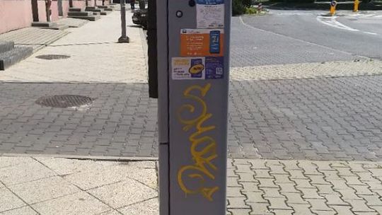 Zniszczone parkomaty i wiaty przystankowe