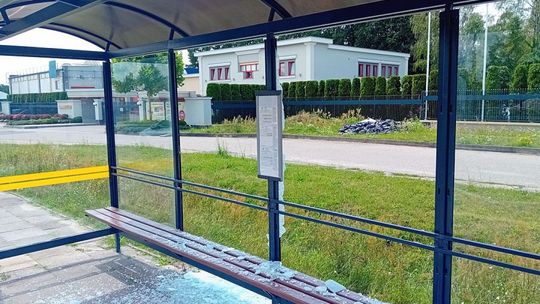 Zniszczone przystanki autobusowe