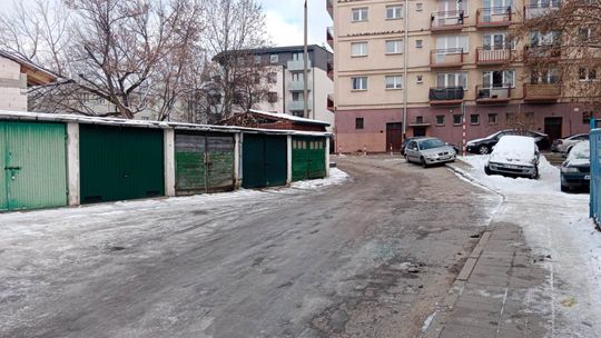 Zniszczone samochody w centrum miasta 