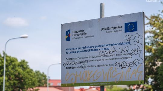 Zniszczone tablice inwestycyjne na ulicach miasta. Będą usunięte?