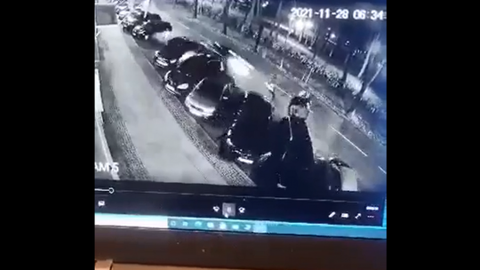 Zniszczył kilkanaście aut [Zapis z monitoringu]