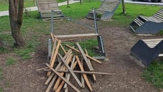 Zniszczyli leżaki w parku na Michałowie 