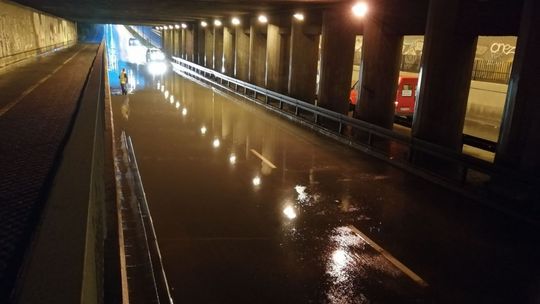 Znowu zalany tunel na al. Grzecznarowskiego
