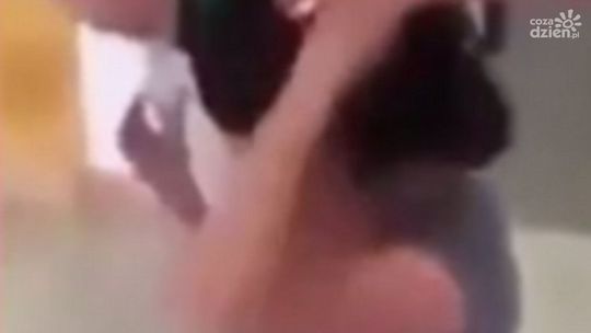 ZOBACZ FILM: MATKA ZA KARĘ OGOLIŁA CÓRCE GŁOWĘ