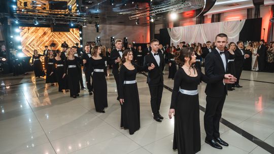 Polonez i zdjęcia ze studniówki XI Liceum Ogólnokształcącego z Oddziałami Integracyjnymi im. Stanisława Staszica w Radomiu Polonez i zdjęcia ze studniówki XI Liceum Ogólnokształcącego z Oddziałami Integracyjnymi im. Stanisława Staszica w Radomiu