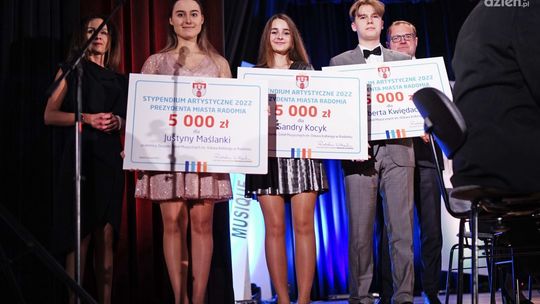 Zostały rozdane stypendia artystyczne dla uczniów radomskich szkół 