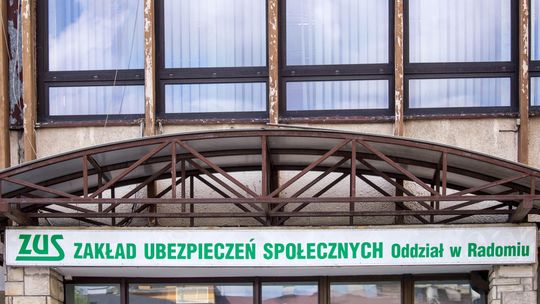 ZUS ostrzega przed pośrednikami, którzy chcą oszukać. Składanie wniosków jest darmowe
