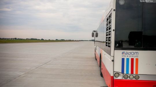 Zwiedzanie radomskiego lotniska (zdjęcia)