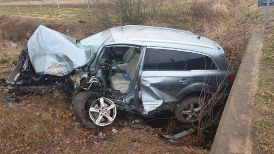 Zwoleń. Pijany 18-latek uderzył w drzewo