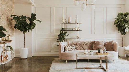 Żyrandol do salonu – jak wybrać idealny? Dobieramy lampę do stylu wnętrza!