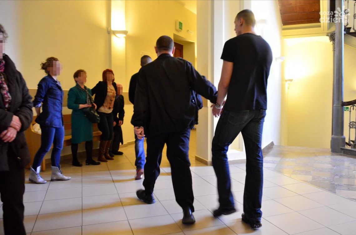 10 lat więzienia i po 500 tys. zł dla oskarżonych - tyle zażądał oskarżyciel posiłkowy