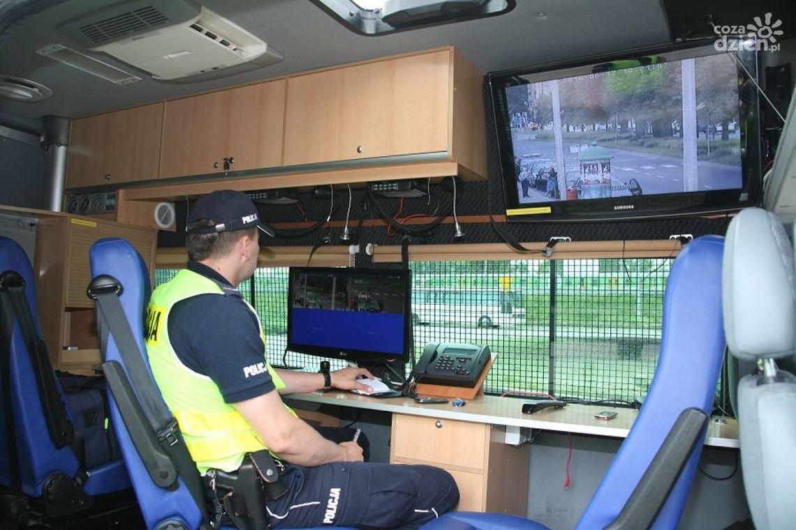 100 kierowców i 30 pieszych z mandatami