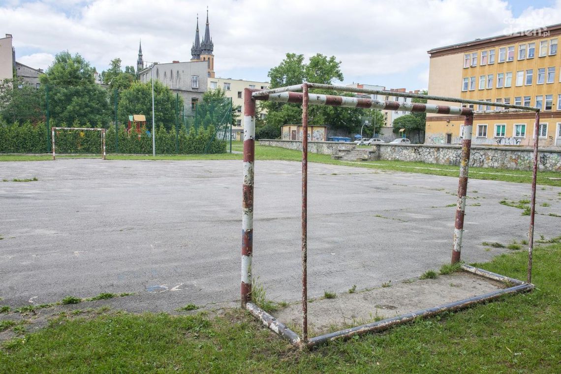 100-letnia szkoła z bardzo skromną bazą sportową! 100-letnia szkoła z bardzo skromną bazą sportową!