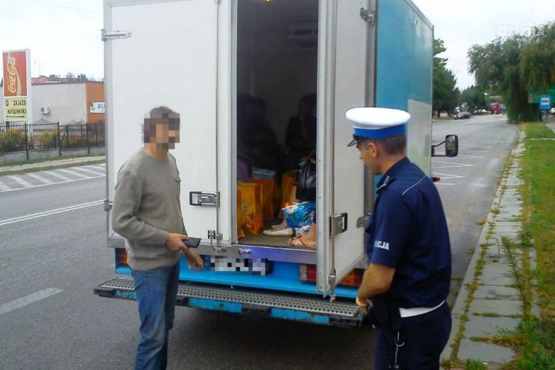 14 osób przewoził w chłodni