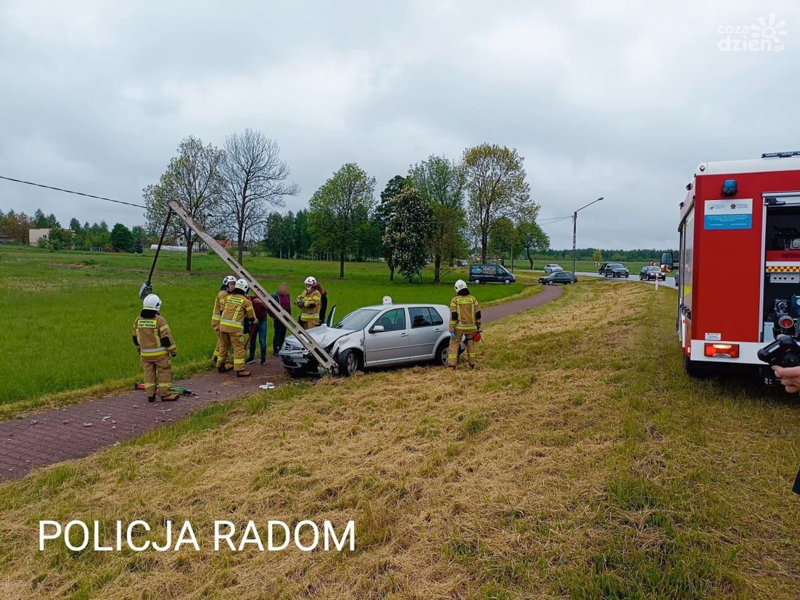 19-latka zjechała z drogi i uderzyła w słup