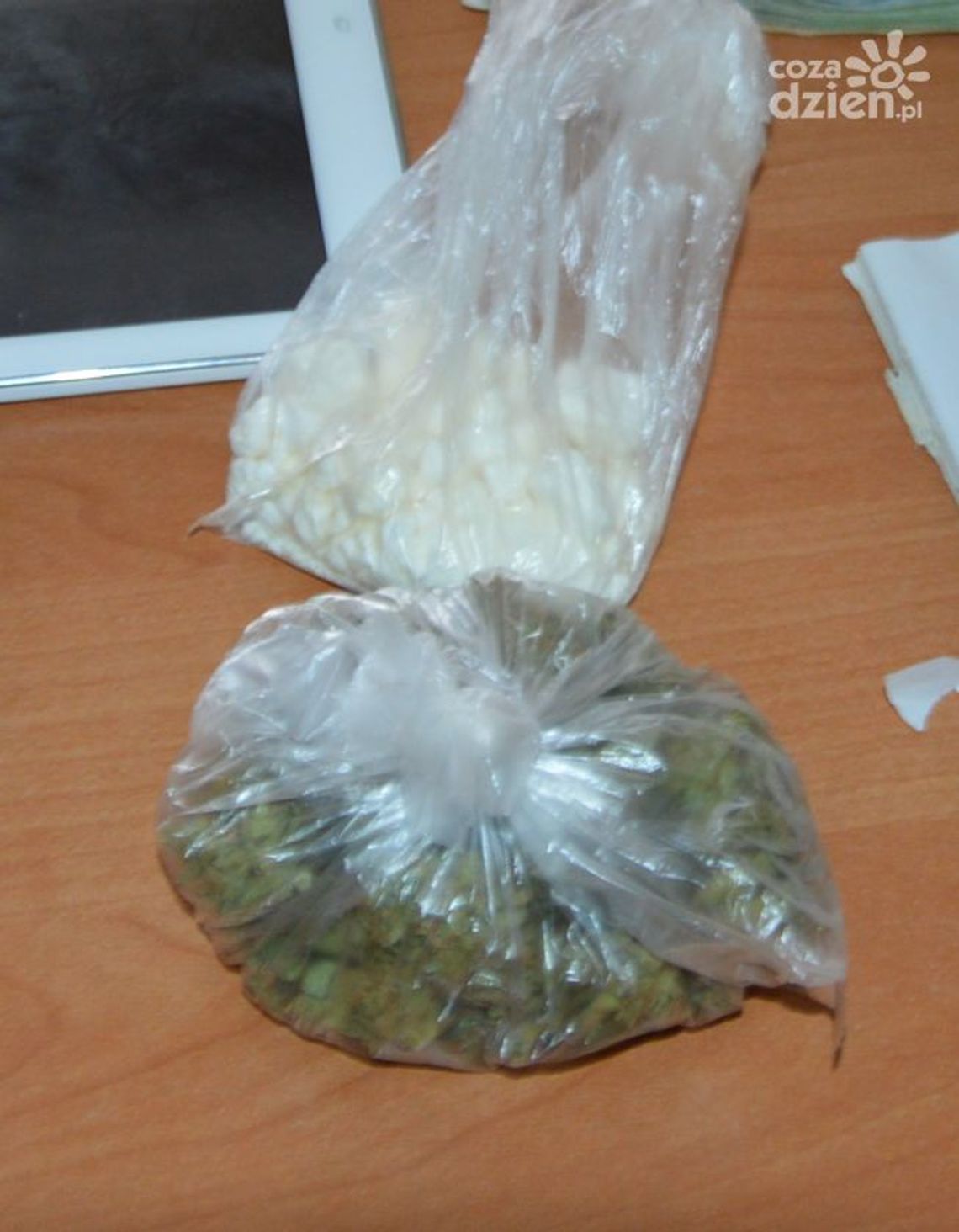 20-latek z narkotykami w rękach policji 20-latek z narkotykami w rękach policji